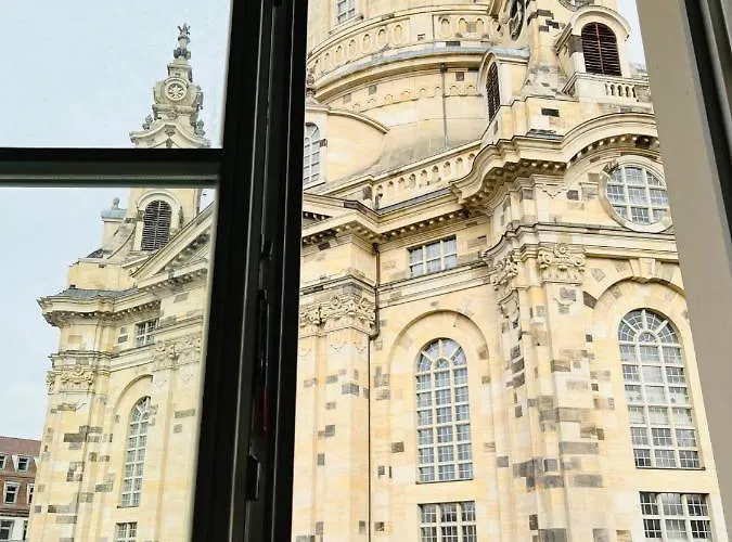 Modernes Mit Blick Zur Frauenkirche *